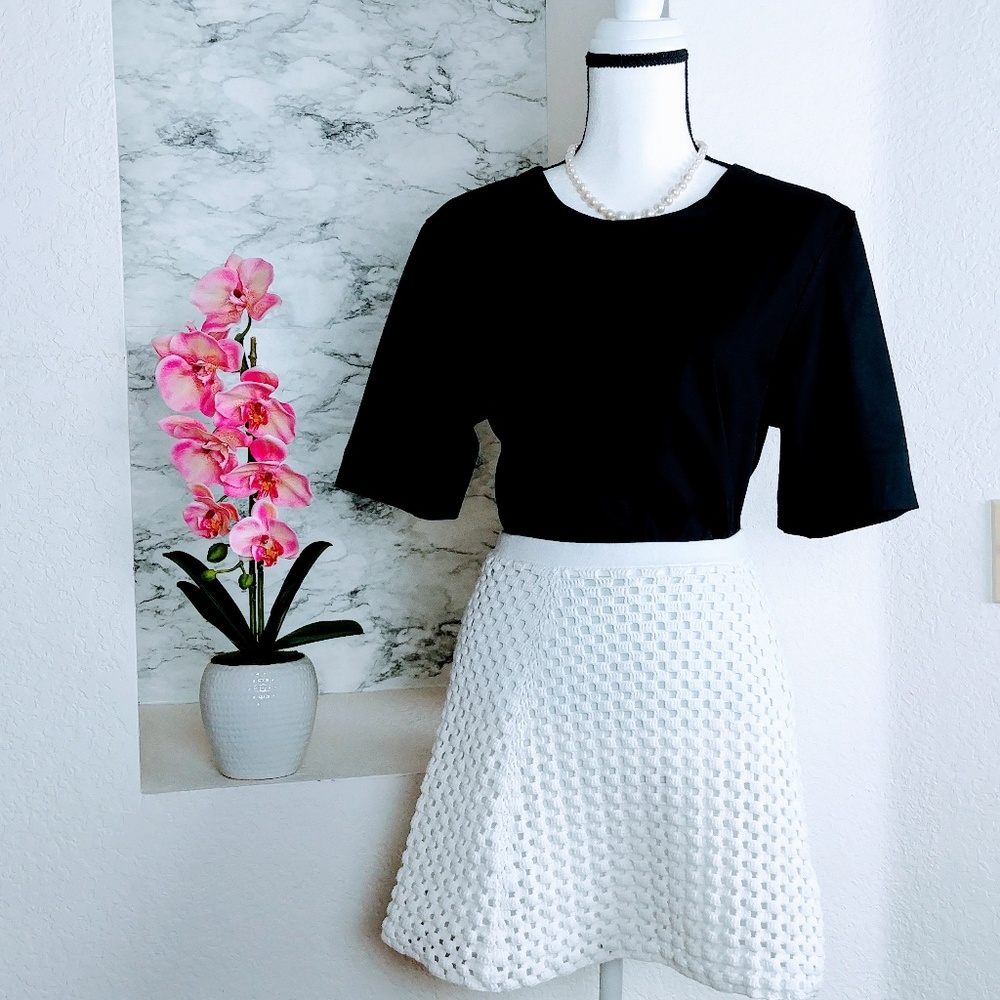 Theory Crochet White Mini Skirt – Size P (00/0) – Excellent Condition